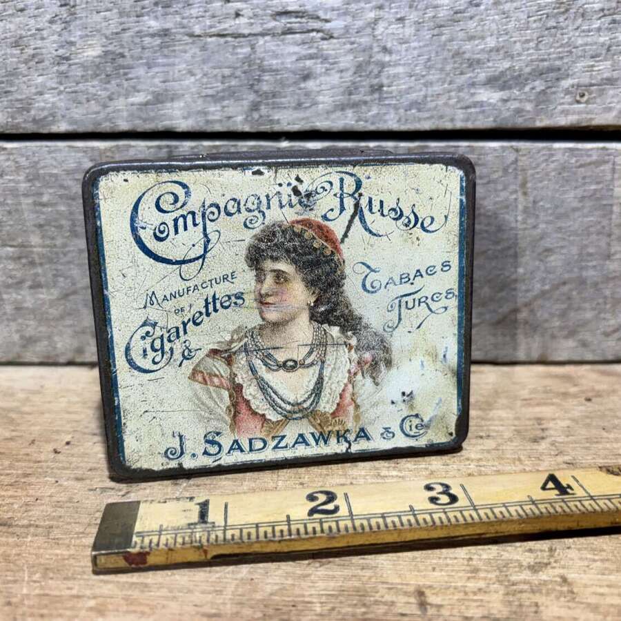 Companie de Russe Lady Image Sadzawka 20 Cigarette Tin c1900s
